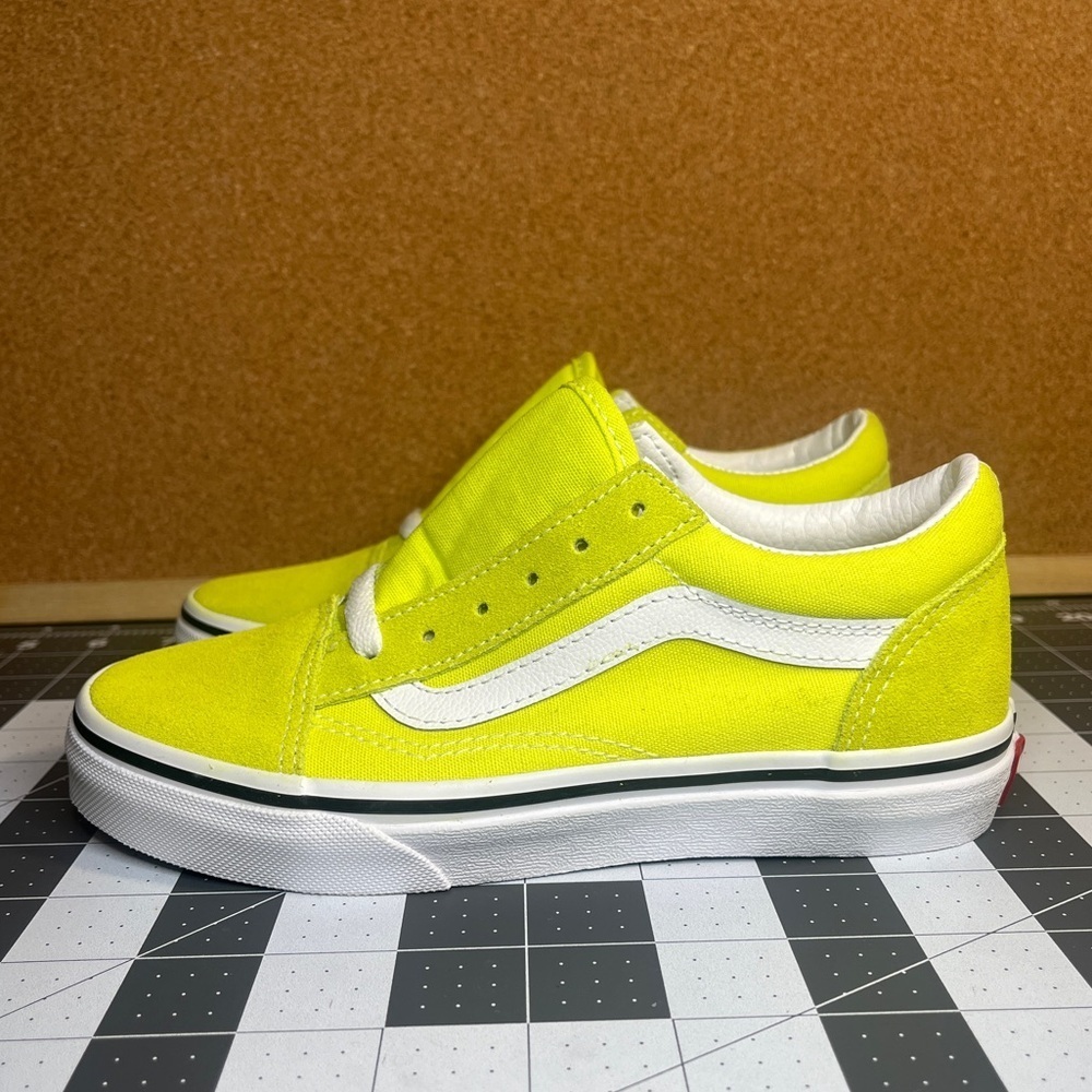 Vans old skool 
Brand new
NWOT
Lemon green - Picture 2 of 8